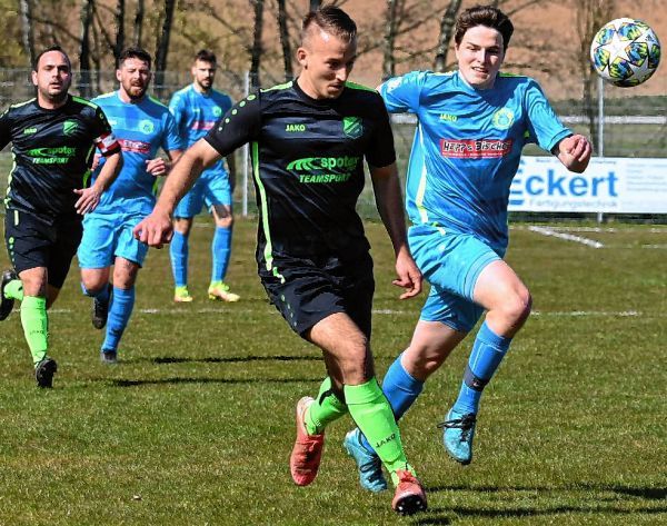 DER TSV OBERWITTSTADT (DUNKLE TRIKOTS) UND DER TSV HÖPFINGEN (IN BLAU) HABEN DAS RENNEN UM DIE AUFSTIEGSRUNDE GEWONNEN. BILD: MARTIN HERRMANN