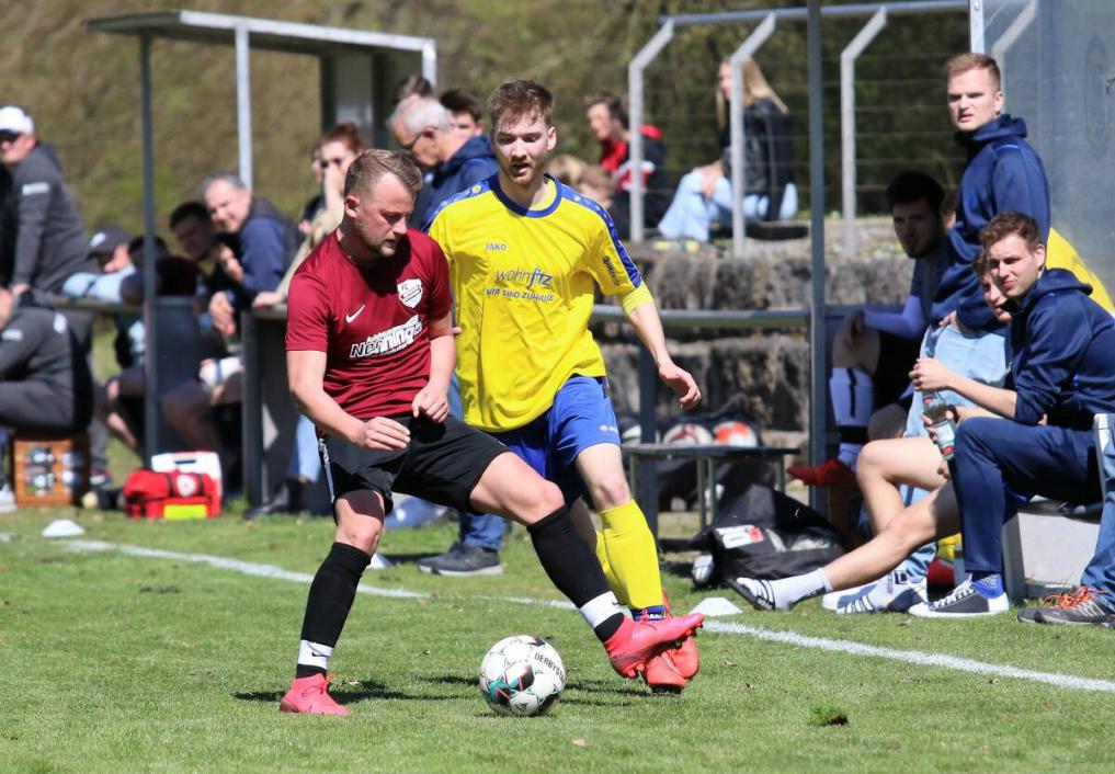 Ein unterhaltsames Spiel lieferten sich der FC Bödigheim (rot) und der TSV Höpfingen II (gelb), das 3:2 für die Hausherren endete. Foto: Klaus Narloch