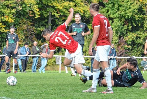 NICHT INS STRAUCHELN KOMMEN DARF DER FC GRÜNSFELD IM HEIMSPIEL GEGEN DEN TSV HÖPFINGEN, UM DIE AUFSTIEGS-CHANCE IN DIE VERBANDSLIGA ZU WAHREN. BILD: HERRMAN