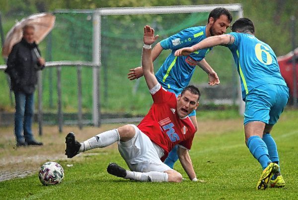 FAST WÄRE DER FC GRÜNSFELD GEGEN HÖPFINGEN AUF DEM HOSENBODEN GELANDET. DOCH SPIELERTRAINER DOMINIK GERBERICH (VORNE) SORGTE NOCH FÜR DEN AUSGLEICH. BILD: HERRMANN