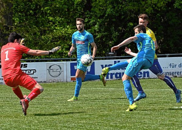 MIT DEM 2:0-ERFOLG HABEN DIE HÖPFINGER (IN HELLBLAU) DIE KLEINE UISSIGHEIMER SERIE BEENDET – UND DAMIT FÜR BESTE LOCHBACHTAL-STIMMUNG GESORGT. BILD: HERRMANN