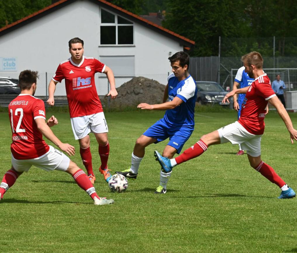 Der FV Lauda (blau) bezwang im Topspiel den FC Grünsfeld (rot) und setzte sich mit diesem Sieg an die Tabellenspitze. Grünsfeld steht weiter auf Rang drei. Foto: Martin Herrmann