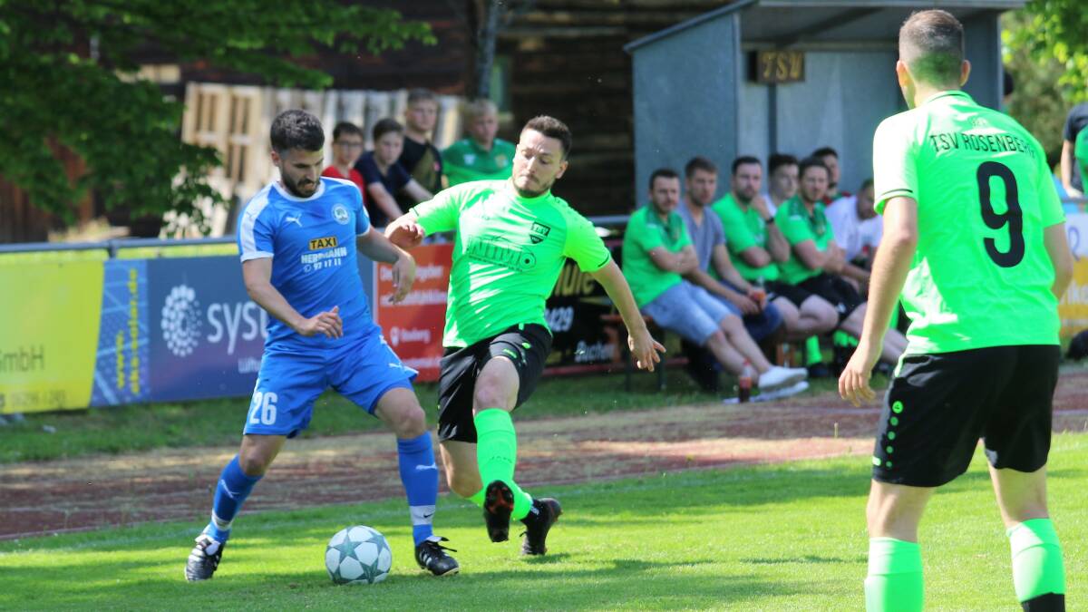 Für den TSV Rosenberg (grün) und den FV Reichenbuch (blau) geht es weiterhin um den Ligaverbleib in der Landesliga. Die bessere Ausgangslage haben dabei die Reichenbuchener, die sich ein kleines Polster erarbeitet haben. Foto: Klaus Narloch