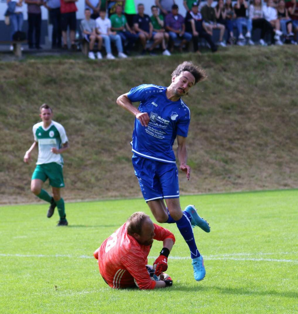 Der FC Zimmern (blau) kann am Wochenende aufsteigen. Foto: Narloch