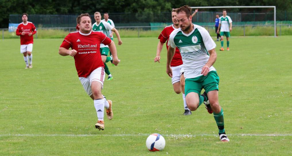 Tino Sauer (am Ball) war mit seinem Hattrick maßgeblich daran beteiligt, dass die SpG Rippberg/Wettersdorf-Glashofen den Aufstieg perfekt machte. Foto: Klaus Narloch