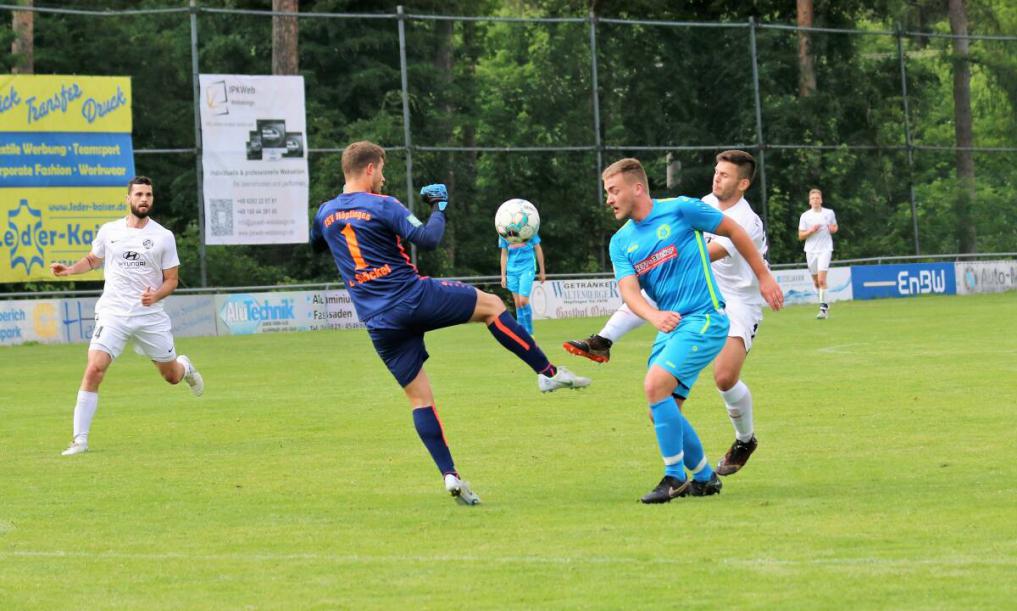 Der FV Mosbach (weiß) siegte souverän gegen den TSV Höpfingen (blau). Allerdings können die Kreisstädter nicht mehr in den Kampf um den Aufstieg eingreifen, da auch Lauda und TS Mosbach ihre Partien gewannen. Foto: Klaus Narloch