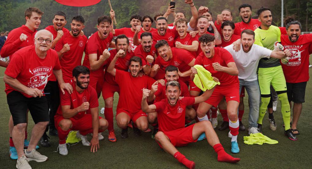 Weil der FV Lauda zu Hause gegen den SV Königshofen mit 0:1 verlor und TS Mosbach zeitgleich seine Partie souverän mit 4:1 gegen Höpfingen gewann, krönte sich die Arslan-Truppe zum Meister in der Landesliga Odenwald. Foto: Stefan Weindl