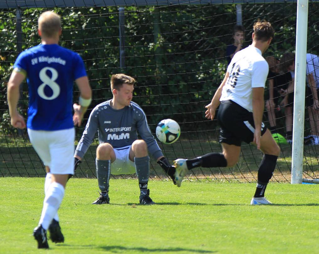 Dominik Kerlig (weiß) erzielte den 6:0-Endstand seines FV Mosbach gegen den SV Königshofen (blau). Damit bleibt der MFV weiter ungeschlagen. Foto: Stefan Weindl