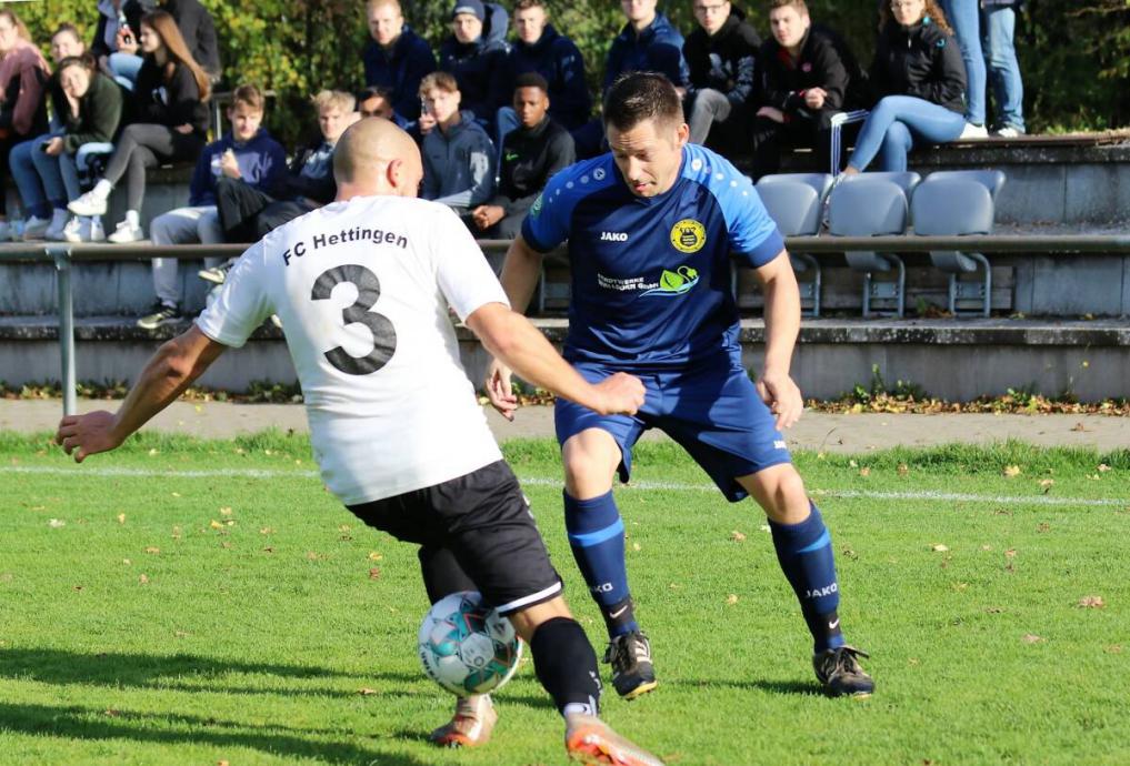 Höpfingens Spielertrainer Matthias Beckert (blau) erzielte beim Unentschieden gegen Hettingen und Martin Wagner (weiß) beide Treffer des TSV. Foto: Klaus Narloch