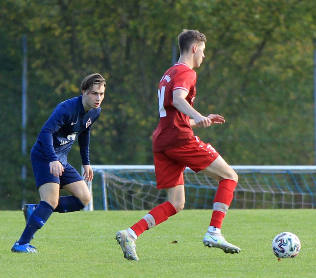 Der TSV Mudau (rot) musste sich dem SV Neunkirchen (blau) in einer unterhaltsamen Landesligapartie knapp mit 1:0 geschlagen geben. Foto: Stefan Weindl