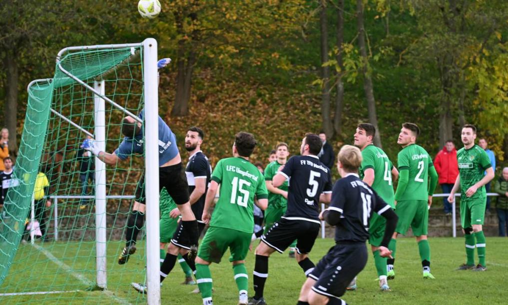 Der FV Mosbach (schwarz) zieht nach seinem 2:1-Auswärtssieg gegen den 1. FC Umpfertal nach Punkten mit Spitzenreiter FV Lauda gleich. Der Aufsteiger dagegen rutscht auf Platz 15 ab. Foto: Martin Herrmann