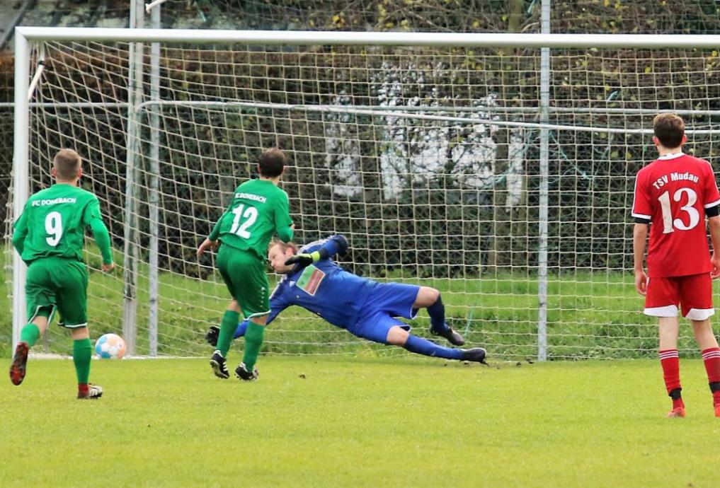 Michael Schnetz (Nummer 12) erzielte beide Treffer beim Sieg des FC Donebach über den Nachbarn TSV Mudau II. Foto: Klaus Narloch