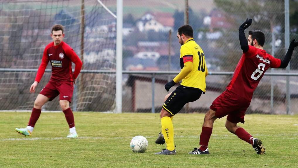 Der SV Großeicholzheim (gelb) setzte mit seinem 6:0-Sieg gegen die SpVgg Hainstadt II (rot) ein Ausrufezeichen an die Konkurrenz. Foto: Klaus Narloch