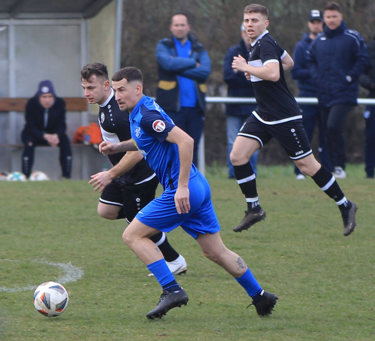 Hendrik Hogen (am Ball) und der VfK Diedesheim mussten sich im Derby gegen den FV Mosbach (schwarz) mit 1:3 geschlagen geben. Foto: Stefan Weindl