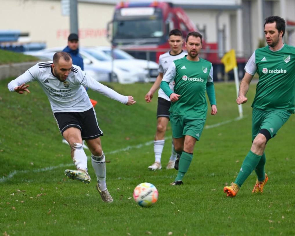 Der FC Donebach (grün) will gegen Erftal den nächsten Sieg einfahren, Adelsheim/Oberkessach (weiß) muss nach Hainstadt reisen. Foto: Herrmann