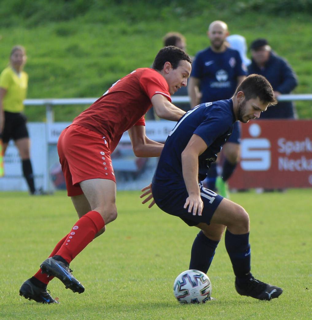 Während der TSV Mudau (rot) pausieren darf, sind Angreifer Belmin Karic (blau) und der SV Neunkirchen beim VfR Uissigheim zu Gast. Foto: Stefan Weindl