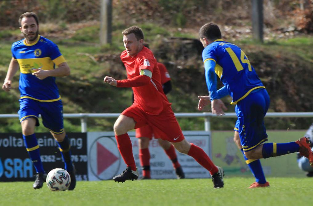 Julian Stoizner (am Ball) und der SV Neunkirchen fuhren gegen den TSV Höpfingen (blau) einen ungefährdeten 6:1-Kantersieg ein. Für den TSV wird es mit dieser Niederlage im Kampf um den Klassenerhalt langsam ungemütlich. Foto: Stefan Weindl