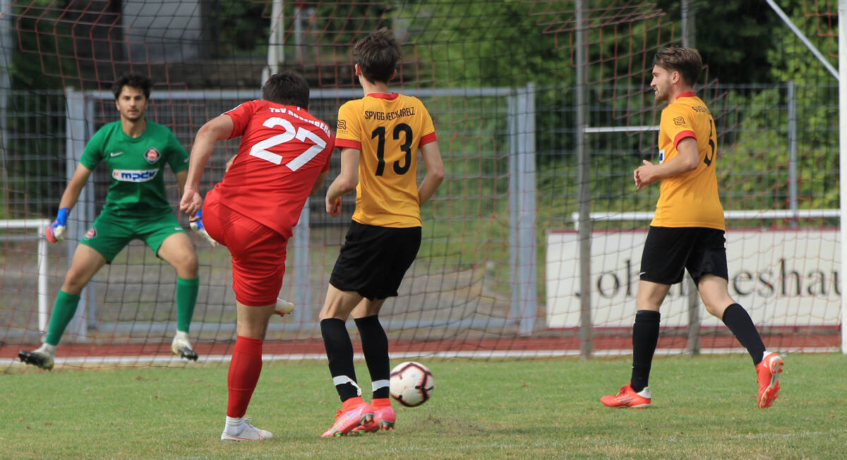 Der TSV Rosenberg (auf unserem Bild zieht Daniel Breitinger ab) steht im Heimspiel gegen Königshofen vor einer hohen Hürde. Foto: Weindl