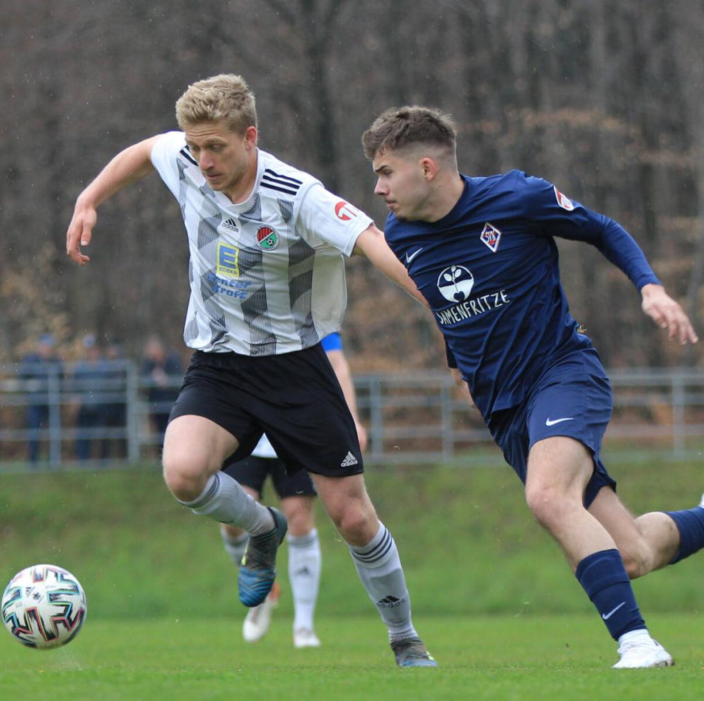 Der SV Neunkirchen (blau) gewann knapp zu Hause gegen den SV Nassig (weiß) und festigt damit seinen dritten Tabellenplatz. Foto: Stefan Weindl