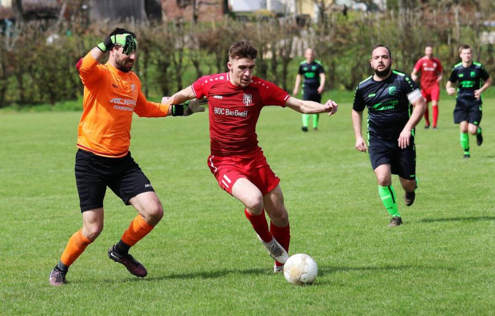 Mudaus Angreifer Kevin Throm (am Ball) sorgte mit seinem Doppelpack dafür, dass der TSV am Ende einen frühen Rückstand gegen Oberwittstadt noch drehen konnte und mit 3:2 gewann. Foto: Klaus Narloch