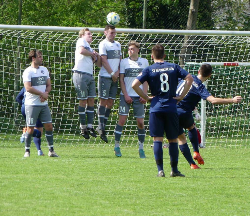 Der FV Mosbach (weiß) will sich weiter absetzen. Foto: Kay Schulze