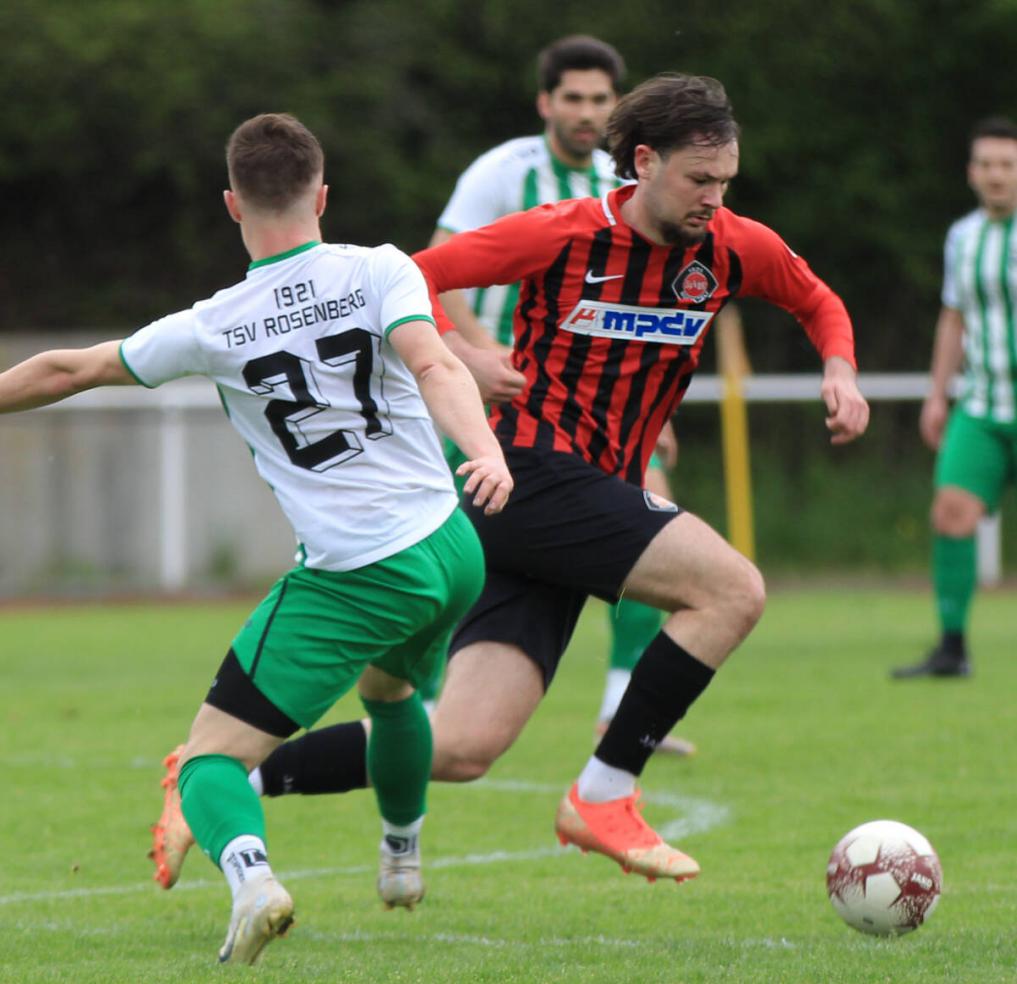 Die SpVgg Neckarelz (rot) besiegte den TSV Rosenberg (weiß) mit 3:1. Beide Teams stehen im gesicherten Mittelfeld der Tabelle. Foto: Stefan Weindl