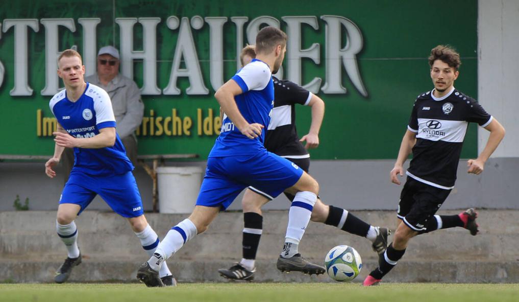 Der FV Mosbach (schwarz) kann am Wochenende gegen den TSV Höpfingen die Meisterschaft in der Liga vorzeitig klarmachen. Dem FV Lauda (blau) ist der zweite Rang nicht mehr zu nehmen. Foto: Stefan Weindl