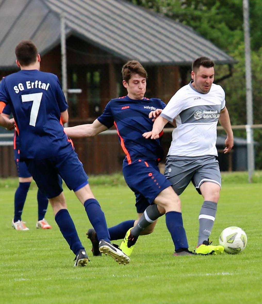 Erftal (blau) bezwang den FC Bödigheim deutlich mit 5:1. Foto: Narloch