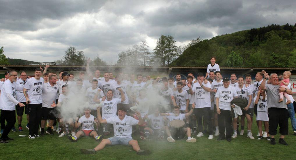 Geschafft: Mit einem deutlichen 6:1-Heimsieg sicherte sich der FV Mosbach die Meisterschaft in der Landesliga Odenwald. Drei Spieltage vor Schluss ist die Mannschaft von Coach Dominic Krümpelbeck nicht mehr einzuholen. Foto: Weindl