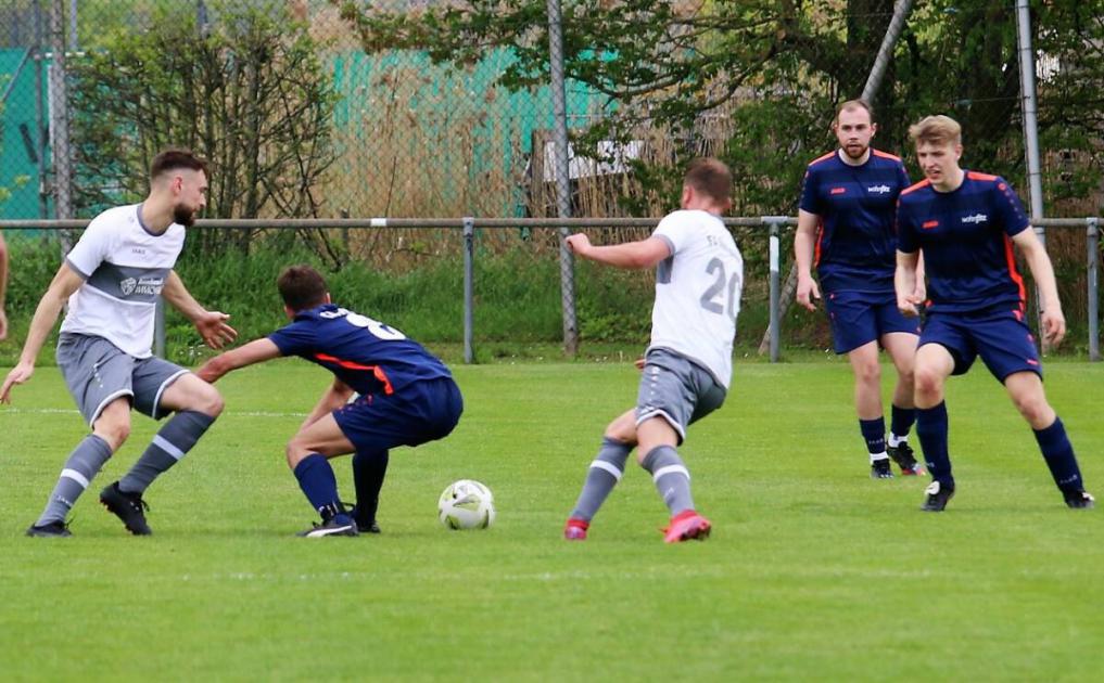 Die SG Erftal (blau) will im direkten Duell mit dem SV Seckach den Relegationsplatz absichern. Bödigheim (weiß) reist nach Hainstadt. Foto: Klaus Narloch