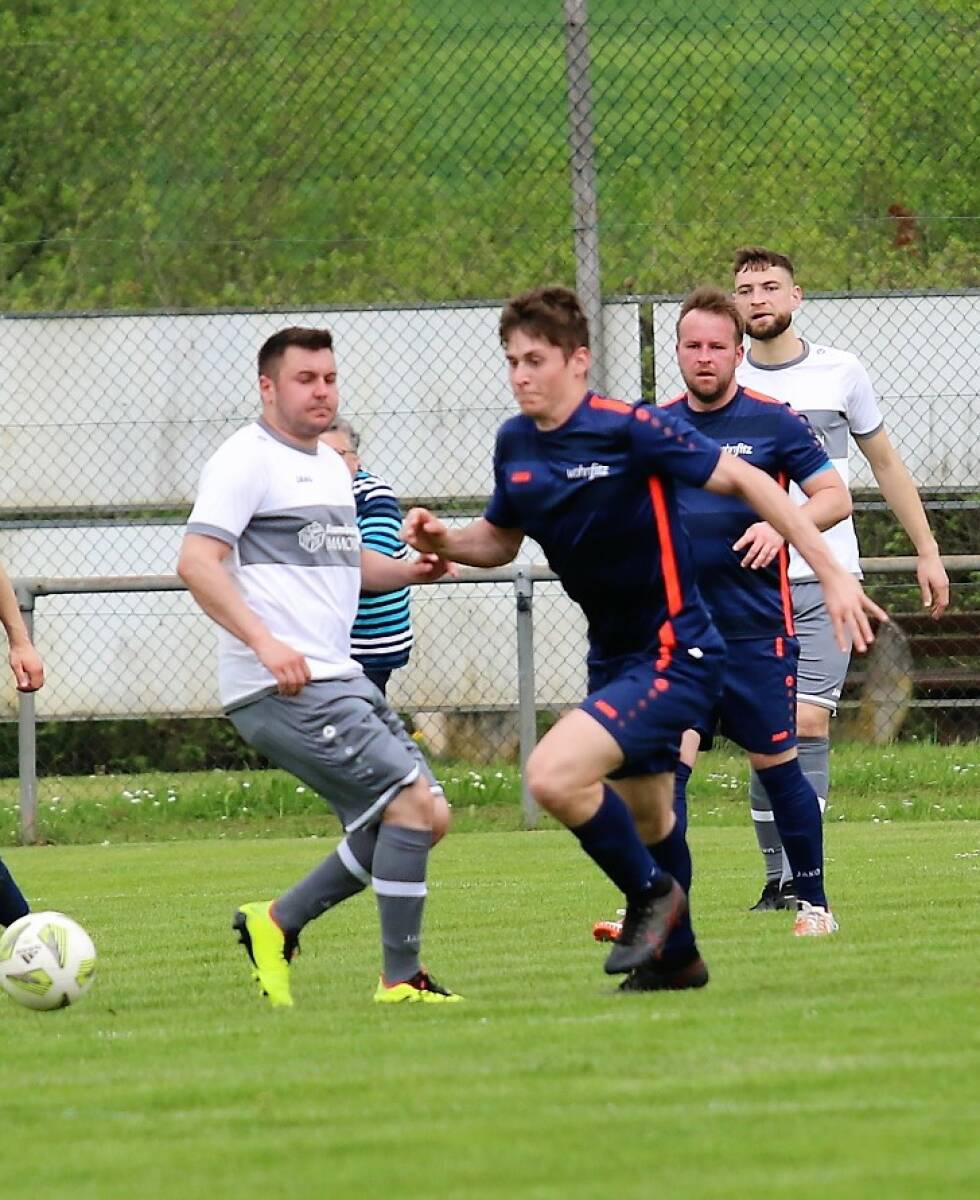 Der FC Bödigheim (weiß) trifft im Nachbarschaftsduell auf den SV Seckach. F.: Narloch