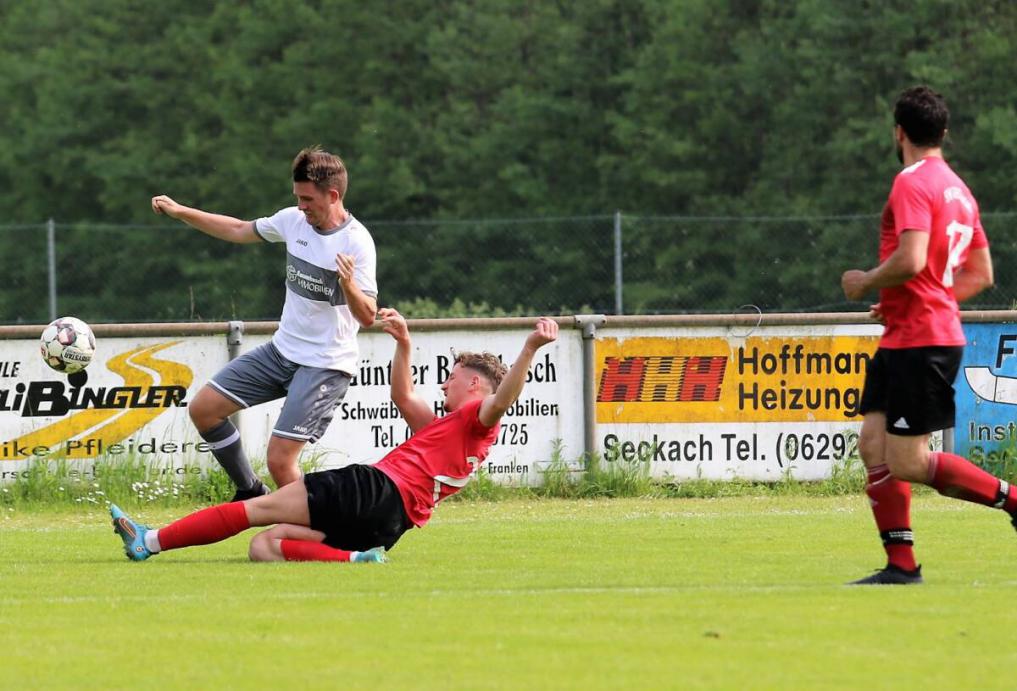 Der SV Seckach (rot) kann nach seinem Unentschieden gegen Bödigheim (weiß) nicht mehr direkt aufsteigen, am letzten Spieltag aber noch die Relegation erreichen. Foto: Narloch