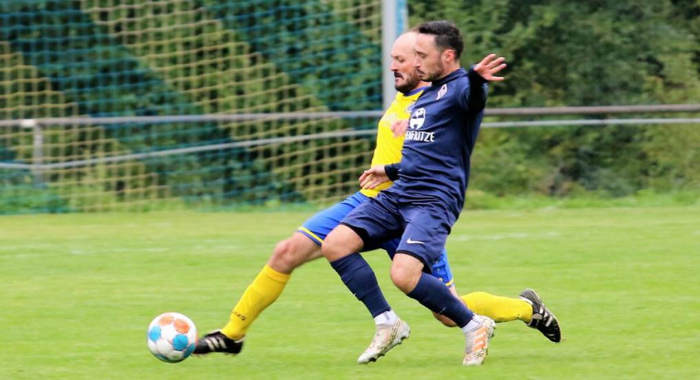 Der TSV Höpfingen (gelb) kann trotz des sicheren Abstiegs noch einmal direkt in den Kampf um den Klassenerhalt eingreifen. Am Wochenende empfängt der TSV den VfK Diedesheim. Neunkirchen (blau) empfängt Rosenberg. Foto: Klaus Narloch