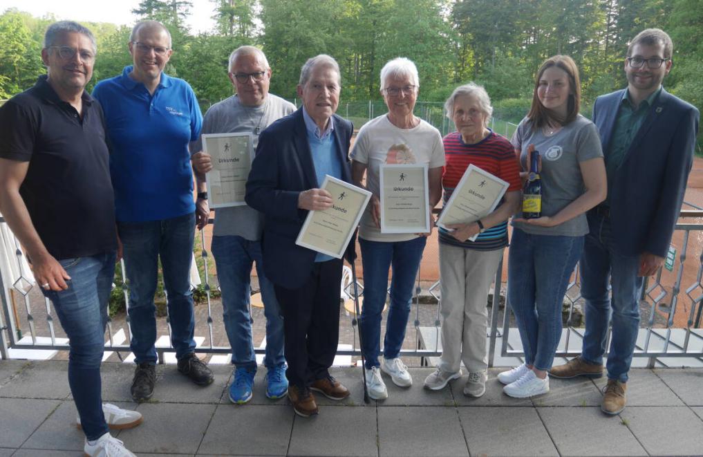 Der Tennisclub ehrte anlässlich seines 50-jährigen Bestehens die Gründungsmitglieder Walter Hilpert, Peter Störzer, Christel Hauk und Christel Edelmann. Fotos: Adrian Brosch
