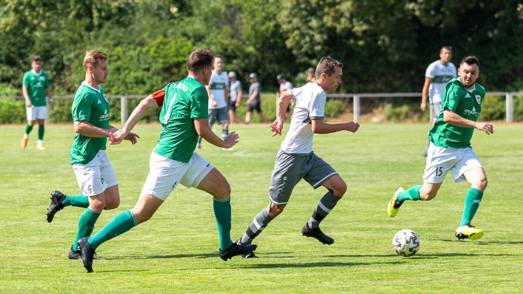 Der TSV Buchen (grün) will direkt am Freitagabend gegen den SV Schlierstadt den ersten Saisonsieg einfahren. Krautheim/Westernhausen (weiß) will seine Leistung aus dem Saisonauftakt bestätigen. Foto: Thomas Kottal