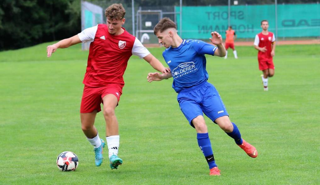 Andy Markaj (am Ball) und der SV Seckach wollen den Schwung des ersten Saisonsieges mit in die Partie gegen die SpG Schloßau/Donebach nehmen. Eintracht Walldürn ((blau) hat gegen Krautheim/Westernhausen eine schwere Aufgabe vor der Brust. Foto: Klaus Narloch