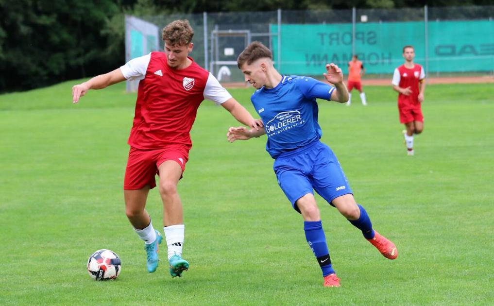 Der SV Seckach (rot) will den Schwung aus dem Derbysieg gegen den FC Zimmern mitnehmen und bereits heute Abend gegen Heidersbach/Bödigheim die nächsten Punkte folgen lassen. Foto: Klaus Narloch