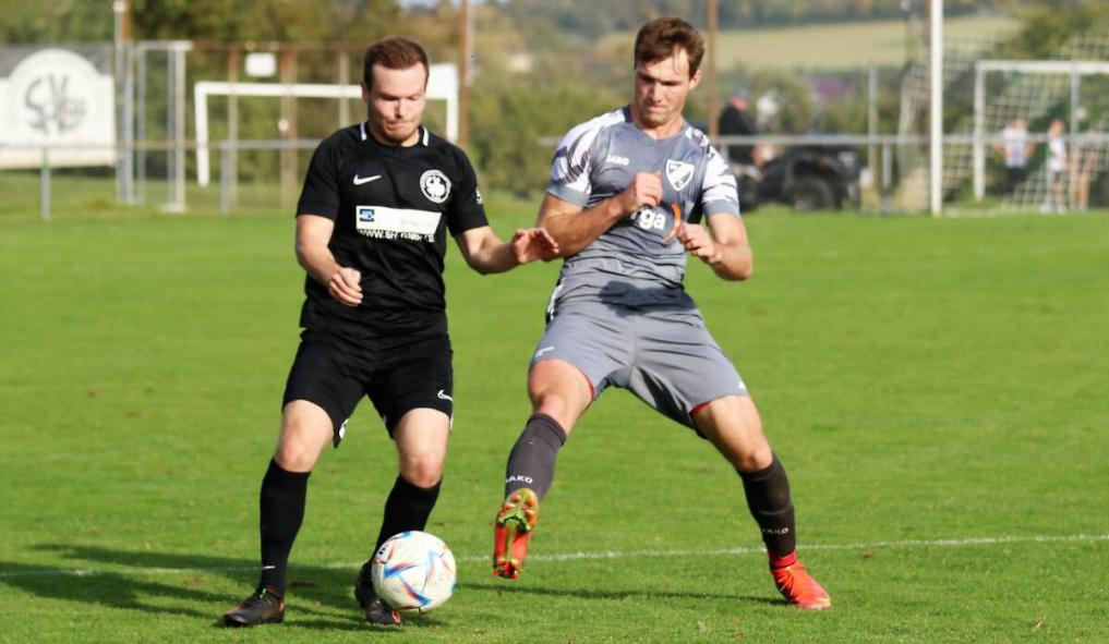 Altheims Torjäger Elias Weber (rechts) brachte den VfB gegen Tobias Guthmann (links) und die SpVgg Hainstadt bereits nach elf Minuten in Front und damit auch auf die Siegerstraße. Foto: Klaus Narloch