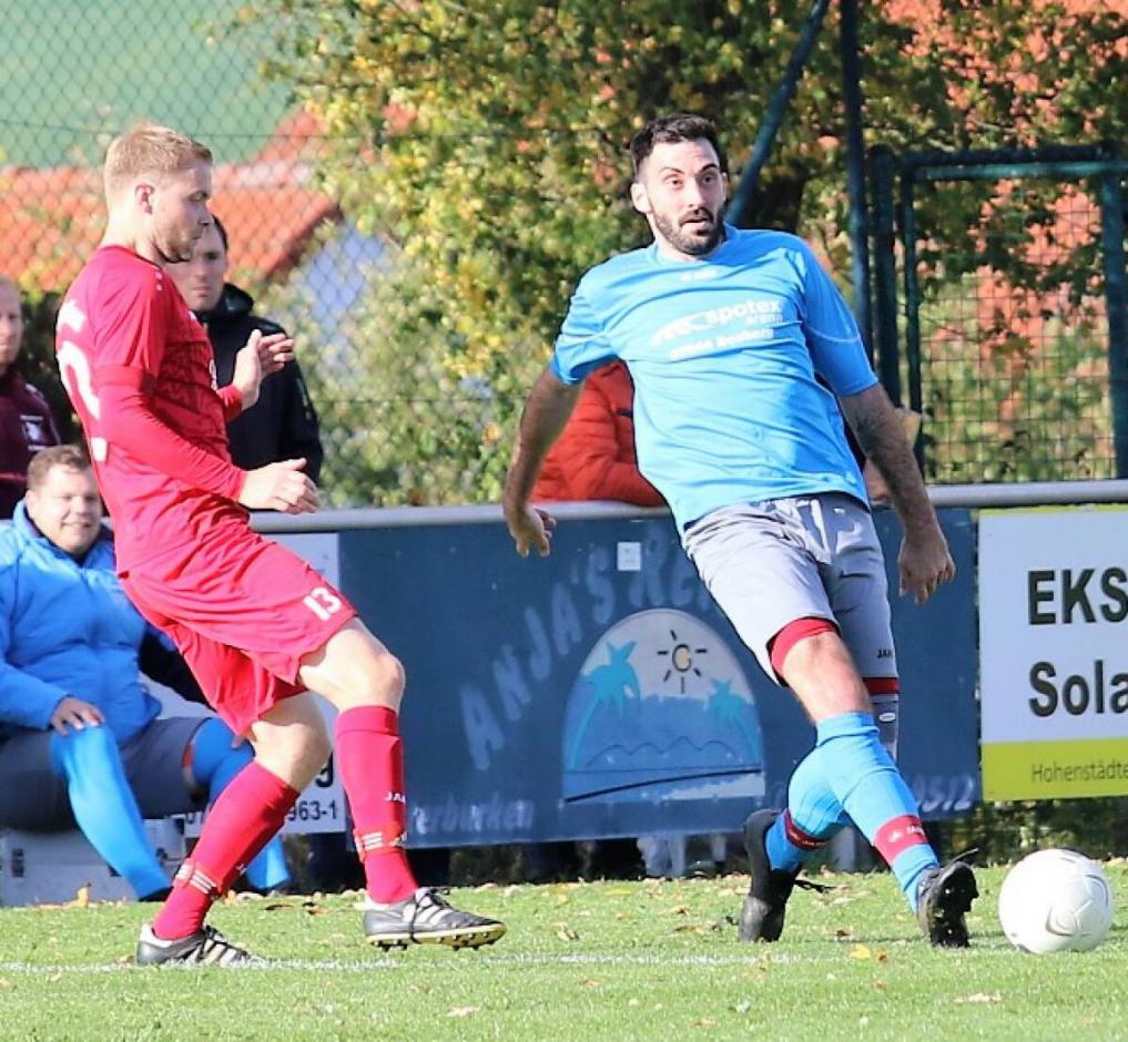 Aufsteiger Ahorn (blau) will auch gegen Hettigenbeuern überraschen. Foto: Narloch