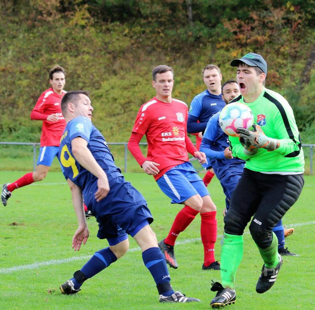 Erftal (rot) bekommt es im Topspiel mit seinem ersten Verfolger zu tun. Foto: Narloch