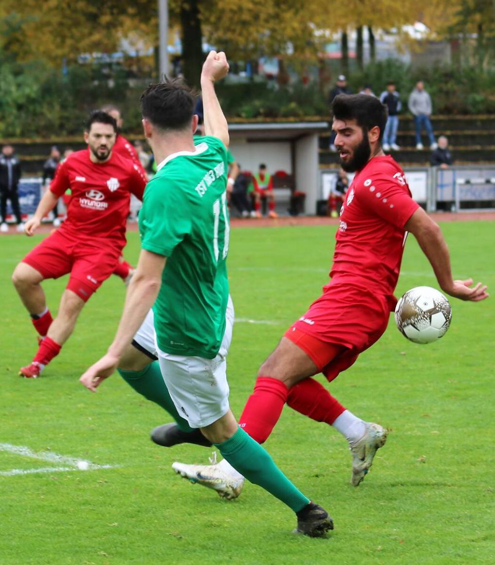 Denis Platonov (grün) und der TSV Buchen haben gegen Krautheim/Westernhausen eine schwere Aufgabe vor der Brust. Selim Erdem (rot) und der TTSC empfangen Hainstadt. F.: Narloch