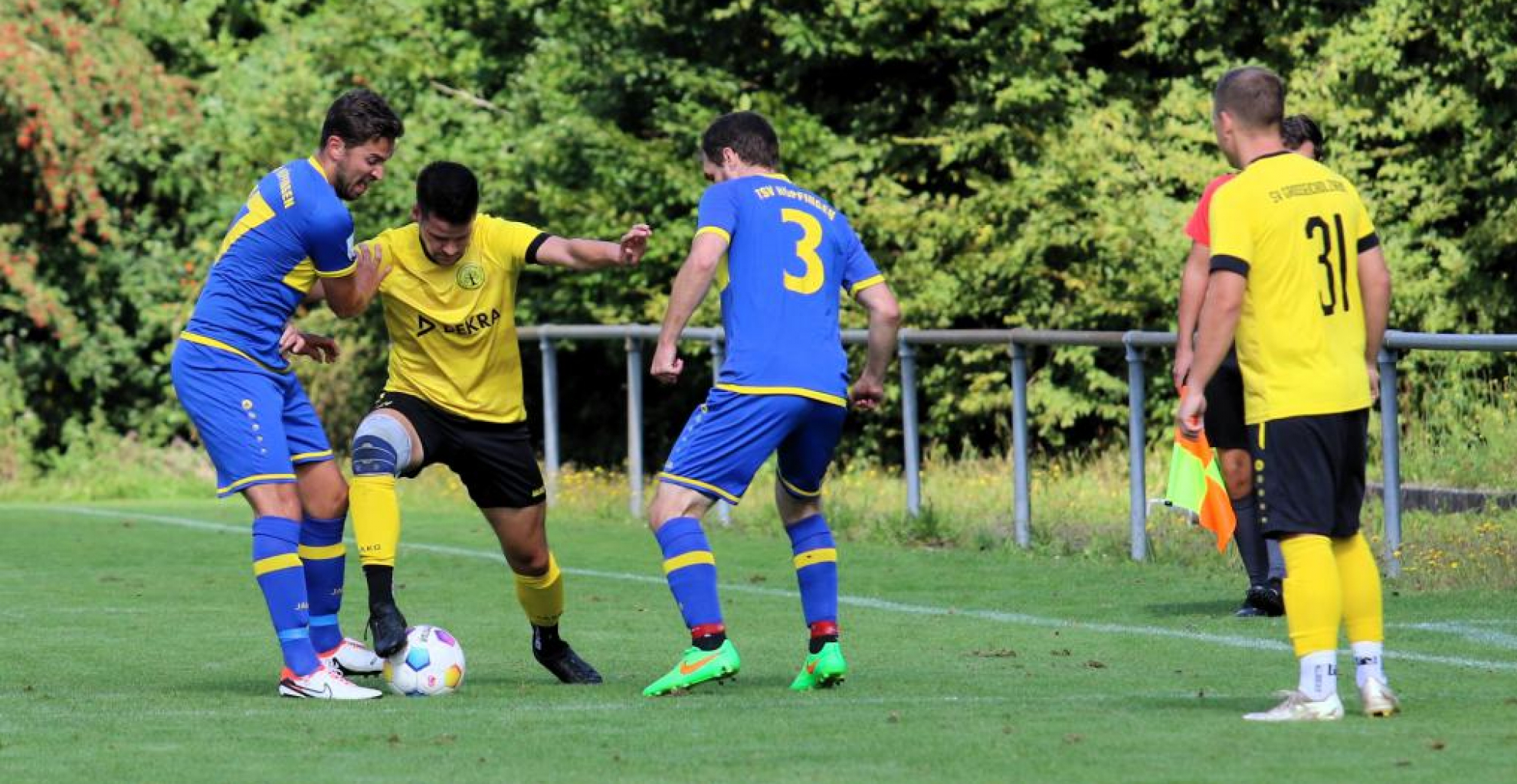 Der TSV Höpfingen (blau) besiegte den SV Großeicholzheim (gelb) mit 4:0. Damit steht der SVG weiter ohne Punkte da, während die „Höpfemer“ den Anschluss zu den Spitzenplätzen wahren. Foto: Klaus Narloch