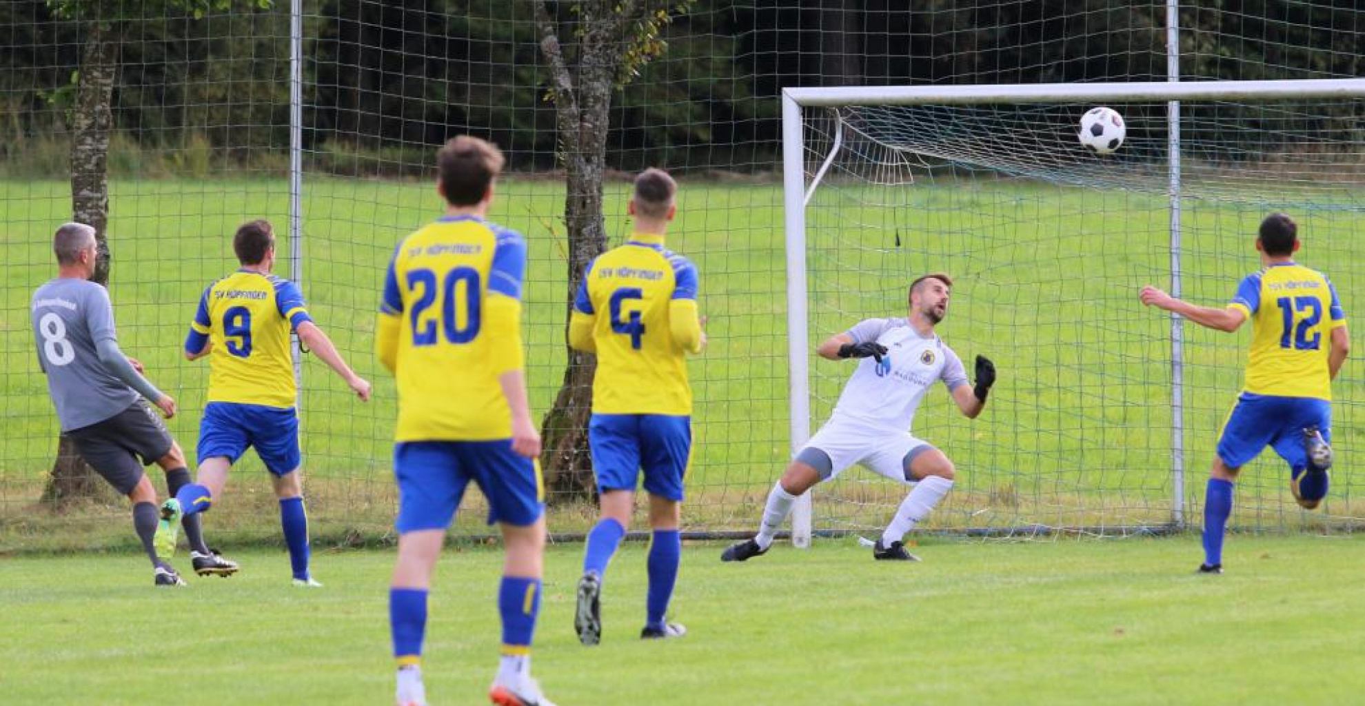 Christian Schäfer (Nummer 8), Spielertrainer der SpG Schloßau/Donebach, überraschte Höpfingens Keeper Fabian Haberkorn mit einem gefühlvollen Heber zum zwischenzeitlichen 2:0 beim 5:1-Sieg der SpG. Foto: Klaus Narloch