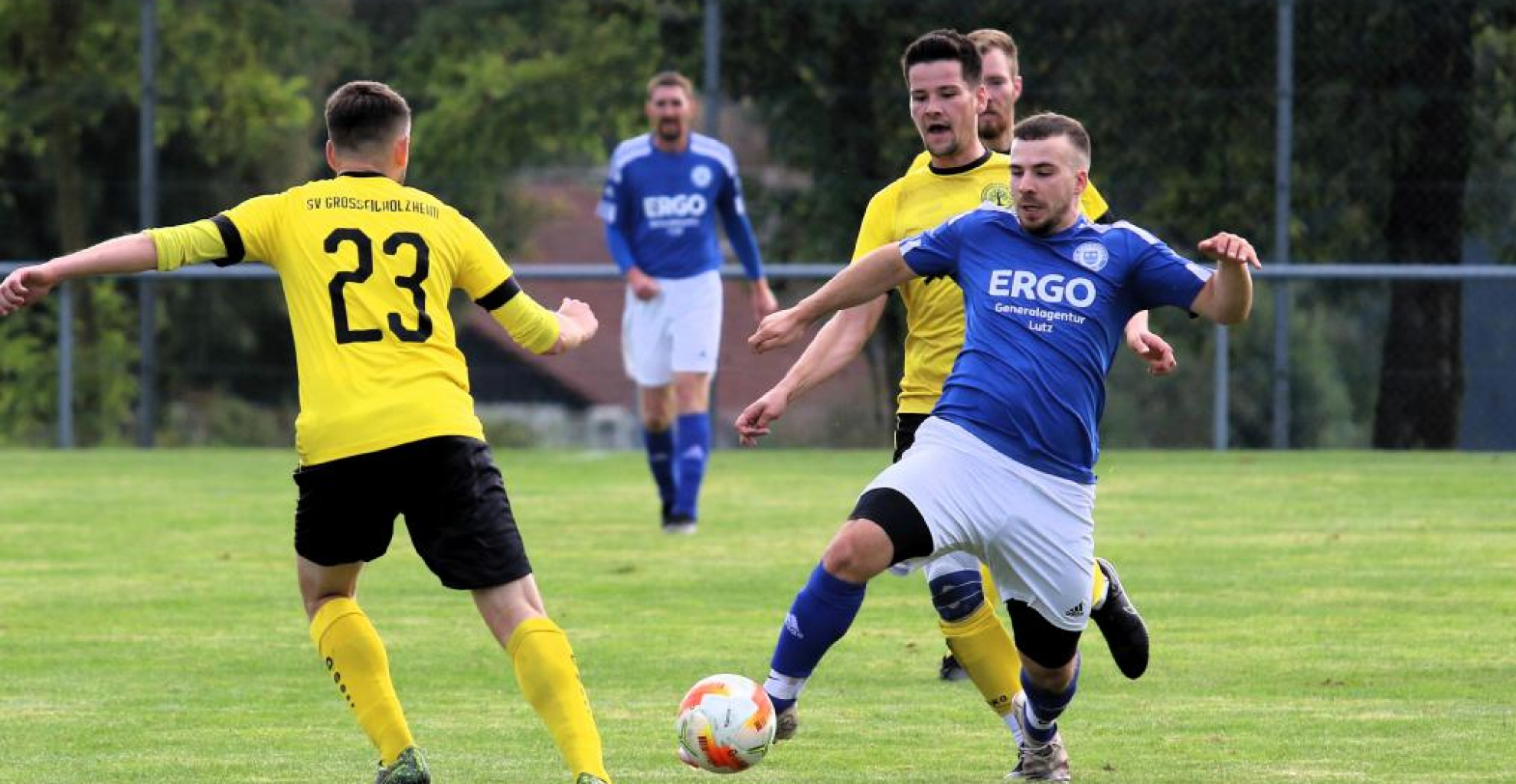 Mit seinem ersten Saisonsieg im Derby gegen die SpG Heidersbach/Bödigheim (blau) verlies der SV Großeicholzheim (gelb) auch gleich den letzten Tabellenplatz. Am Ende siegten die Gäste mit 4:1. Foto: Klaus Narloch