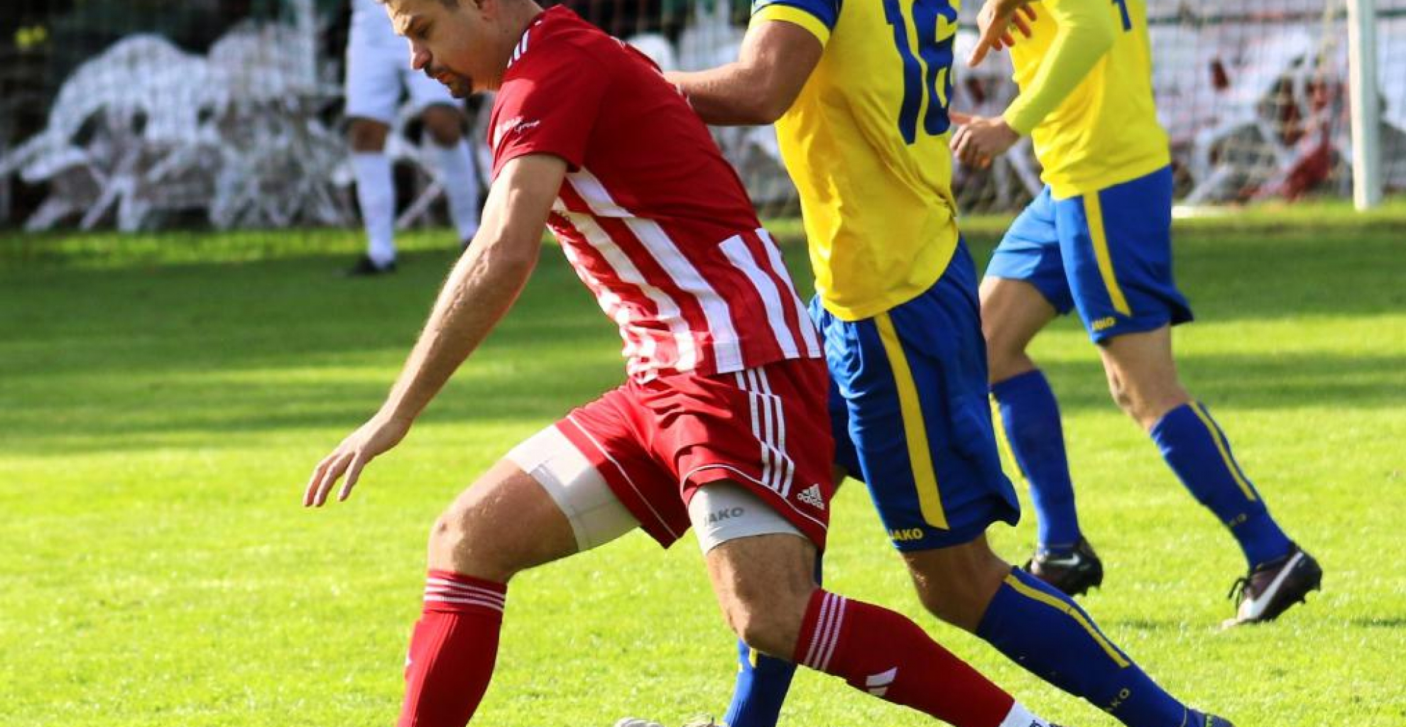 Mit seinem ersten Treffer seit dem zweiten Spieltag rettete VfB-Goalgetter Nikola Vintonjak (am Ball) Sennfeld spät einen Zähler gegen Höpfingen (gelb). Foto: Klaus Narloch