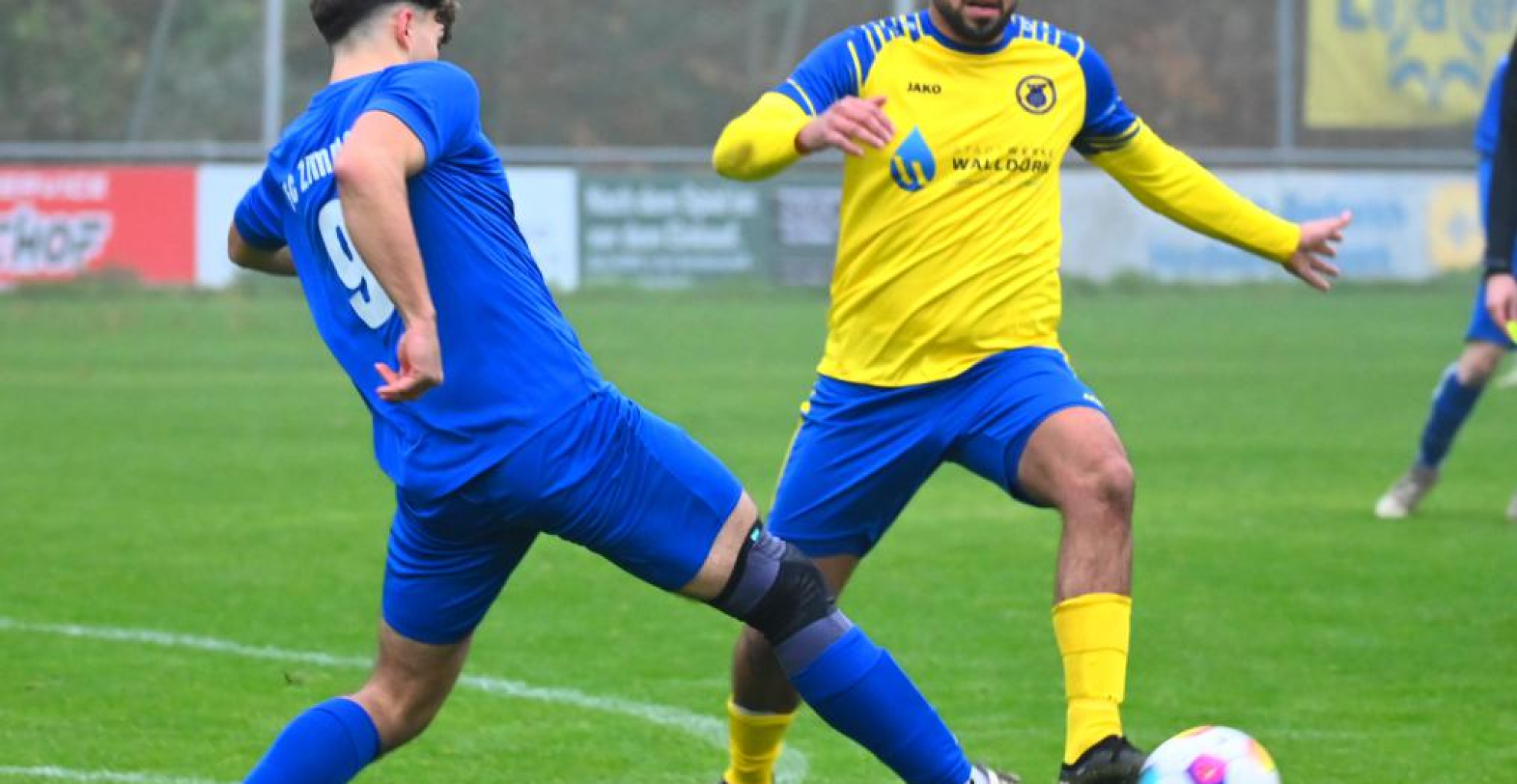 Der TSV Höpfingen (gelb) bewies auch gegen den FC Zimmern (blau) seine Heimstärke und besiegte die Gäste souverän und deutlich mit 5:0. Foto: Martin Herrmann