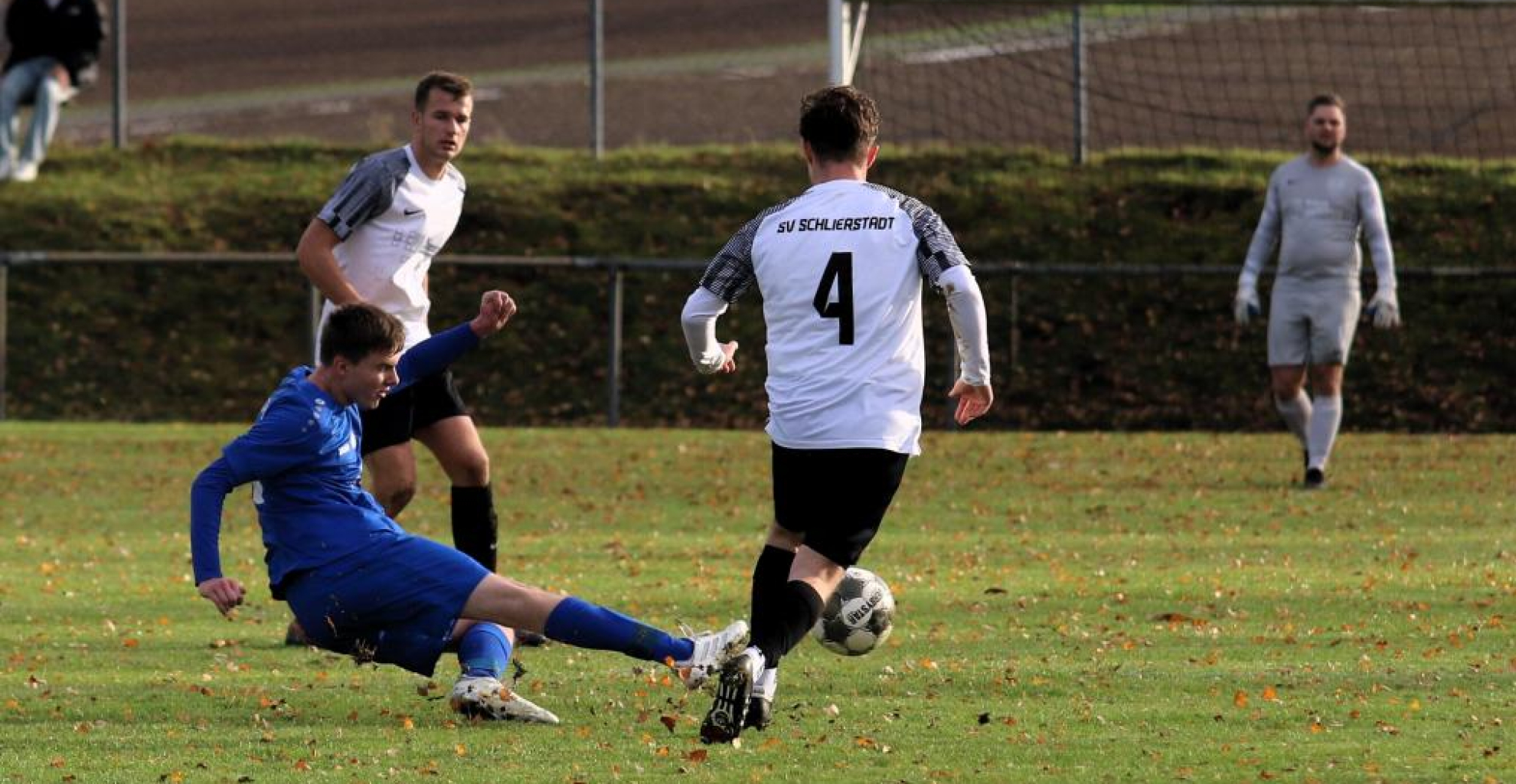 Am Ende setzte sich der SV Schlierstadt (weiß) knapp gegen den FC Zimmern (blau) durch. Dabei hatte der FCZ im Verlauf der Partie bereits zweimal geführt, allerdings kam der SVS immer wieder zurück. Foto: Klaus Narloch