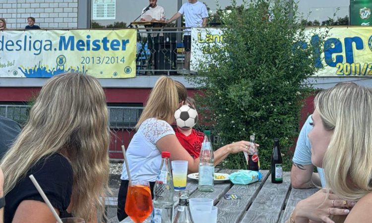 FAN-UND HELFERFEST