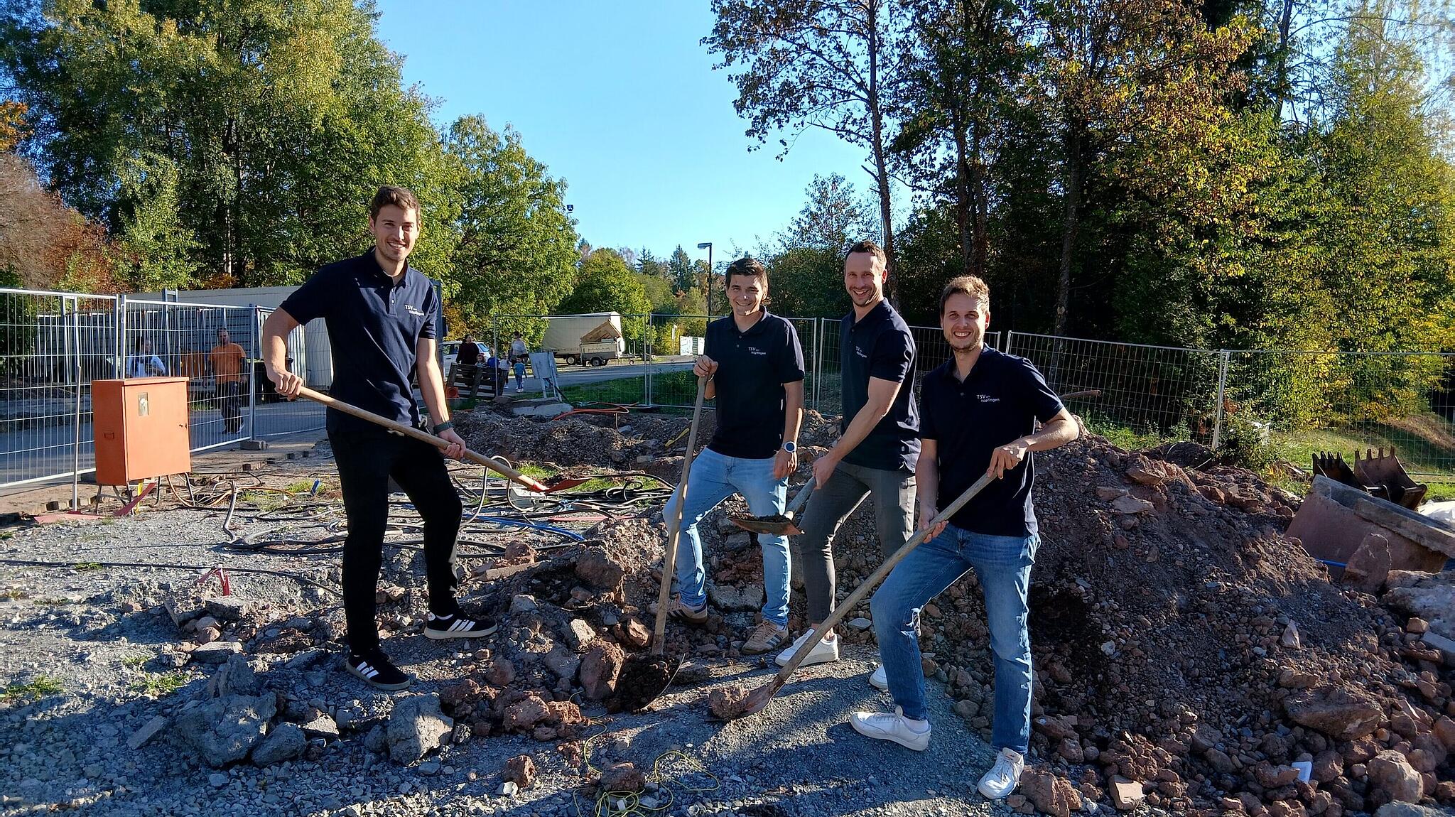 Die Vorsitzenden Maxi Kuhn, Jens Böhrer, Steffen Diehm und Michael Böhme haben mit dem Spatenstich den Start für den Wiederaufbau des abgebrannten Sportheimes an der gleichen Stelle markiert.