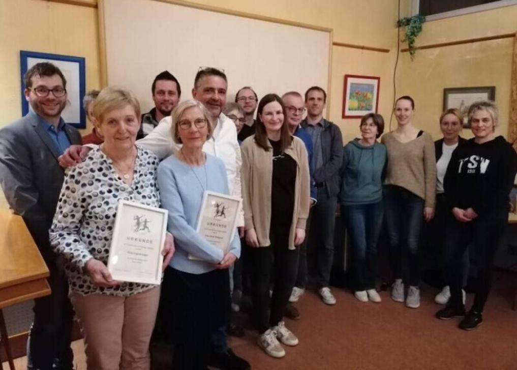 Ingrid Engel erinnerte bei der Jahreshauptversammlung des Tennisclubs Höpfingen an die „Pionierzeit“ des „Weißen Sports“ in Höpfingen. Sie wurde zusammen mit Anne Wiegand und Gerhard Böhrer für ihre langjährige Mitarbeit ausgezeichnet. Foto: Adrian Brosch